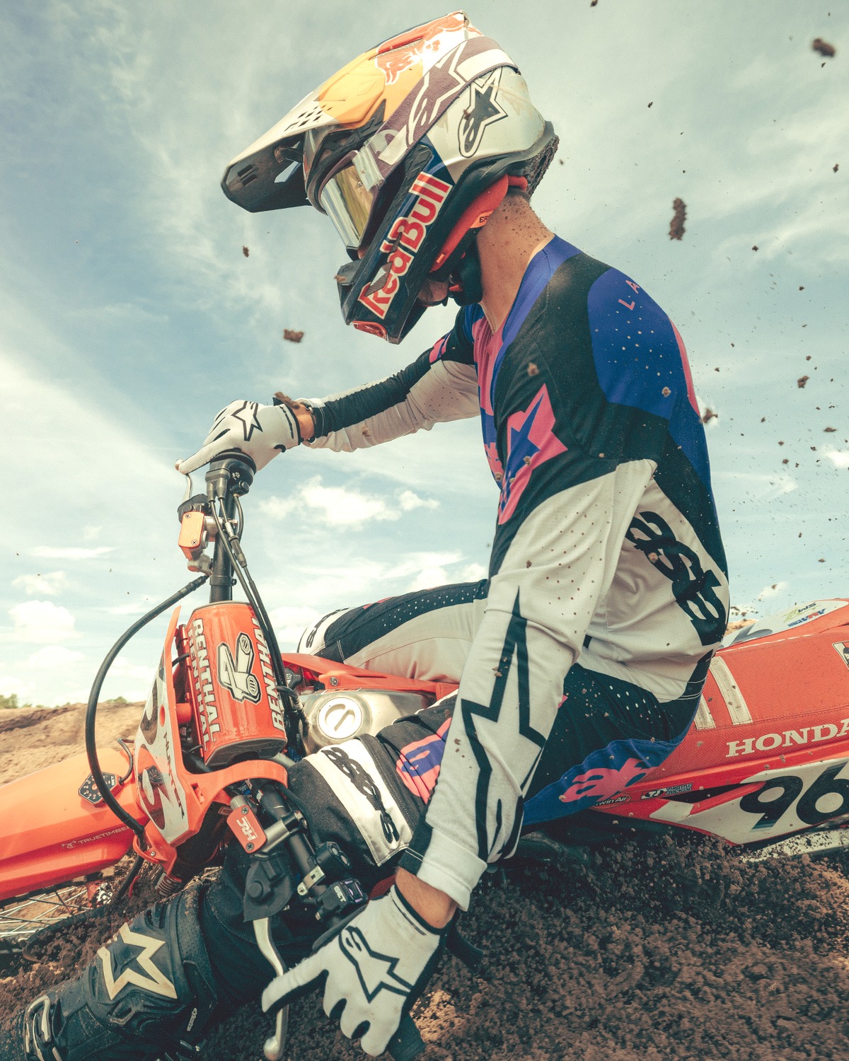 Alpinestars HUNTA96 XXV Supertech Vision Goggles, Purple and White motocross goggles with silver mirror lens on a rider.
